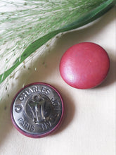 Charger l'image dans la galerie, Boucles d'oreilles vintage Charles Jourdan. Pastilles bordeaux. Fabriqué en France