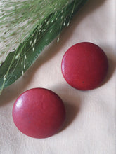 Charger l'image dans la galerie, Boucles d'oreilles vintage Charles Jourdan. Pastilles bordeaux. Fabriqué en France