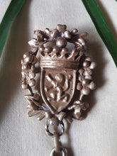 Charger l'image dans la galerie, Broche vintage Eliott - Hattie Carnegie. Blason et médaille
