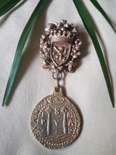 Charger l'image dans la galerie, Broche vintage Eliott - Hattie Carnegie. Blason et médaille