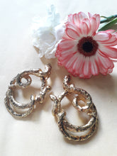 Charger l'image dans la galerie, Boucles d'oreilles vintage - Emanuel Ungaro. Serpents entrelacés dorés