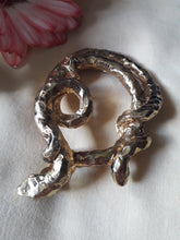 Charger l'image dans la galerie, Boucles d'oreilles vintage - Emanuel Ungaro. Serpents entrelacés dorés