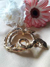 Charger l'image dans la galerie, Boucles d'oreilles vintage - Emanuel Ungaro. Serpents entrelacés dorés