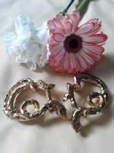 Charger l'image dans la galerie, Boucles d'oreilles vintage - Emanuel Ungaro. Serpents entrelacés dorés