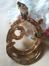 Charger l'image dans la galerie, Boucles d'oreilles vintage - Emanuel Ungaro. Serpents entrelacés dorés