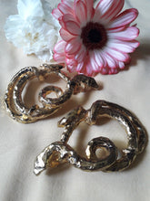 Charger l'image dans la galerie, Boucles d'oreilles vintage - Emanuel Ungaro. Serpents entrelacés dorés