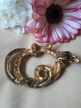 Charger l'image dans la galerie, Boucles d'oreilles vintage - Emanuel Ungaro. Serpents entrelacés dorés