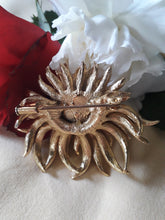 Charger l'image dans la galerie, Broche vintage Elsa - Fleur en métal doré. Epingle à poussoir