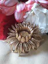 Charger l'image dans la galerie, Broche vintage Elsa - Fleur en métal doré. Epingle à poussoir