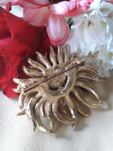 Charger l'image dans la galerie, Broche vintage Elsa - Fleur en métal doré. Epingle à poussoir