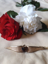 Charger l'image dans la galerie, Broche vintage Camille - Métal doré et strass marron. Épingle à poussoir