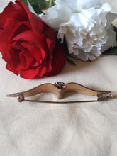 Charger l'image dans la galerie, Broche vintage Camille - Métal doré et strass marron. Épingle à poussoir