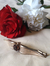 Charger l'image dans la galerie, Broche vintage Camille - Métal doré et strass marron. Épingle à poussoir