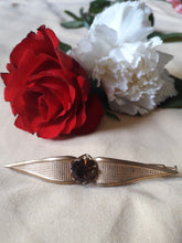 Charger l'image dans la galerie, Broche vintage Camille - Métal doré et strass marron. Épingle à poussoir