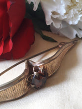 Charger l'image dans la galerie, Broche vintage Camille - Métal doré et strass marron. Épingle à poussoir