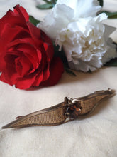 Charger l'image dans la galerie, Broche vintage Camille - Métal doré et strass marron. Épingle à poussoir