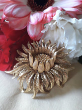 Charger l'image dans la galerie, Broche vintage Elsa - Fleur en métal doré. Epingle à poussoir