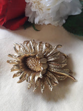 Charger l'image dans la galerie, Broche vintage Elsa - Fleur en métal doré. Epingle à poussoir