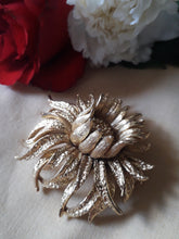 Charger l'image dans la galerie, Broche vintage Elsa - Fleur en métal doré. Epingle à poussoir