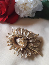Charger l'image dans la galerie, Broche vintage Elsa - Fleur en métal doré. Epingle à poussoir