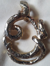 Charger l'image dans la galerie, Boucles d'oreilles vintage - Emanuel Ungaro. Serpents entrelacés dorés