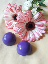 Charger l'image dans la galerie, Boucles d'oreilles vintage - Abby - Pastilles à Clips violettes.
