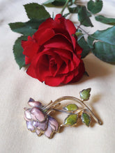 Charger l'image dans la galerie, Broche vintage Dorinne - Rose émaillée en métal. Épingle à poussoir.