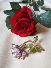Charger l'image dans la galerie, Broche vintage Dorinne - Rose émaillée en métal. Épingle à poussoir.