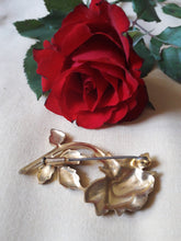 Charger l'image dans la galerie, Broche vintage Dorinne - Rose émaillée en métal. Épingle à poussoir.