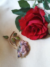 Charger l'image dans la galerie, Broche vintage Dorinne - Rose émaillée en métal. Épingle à poussoir.