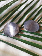 Charger l'image dans la galerie, Boucles d'oreilles vintage Mila - Métal argenté martelé.