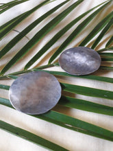 Charger l'image dans la galerie, Boucles d'oreilles vintage Mila - Métal argenté martelé.