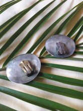 Charger l'image dans la galerie, Boucles d'oreilles vintage Mila - Métal argenté martelé.