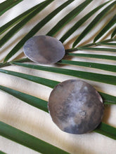 Charger l'image dans la galerie, Boucles d'oreilles vintage Mila - Métal argenté martelé.
