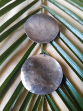 Charger l'image dans la galerie, Boucles d'oreilles vintage Mila - Métal argenté martelé.