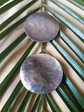 Charger l'image dans la galerie, Boucles d'oreilles vintage Mila - Métal argenté martelé.