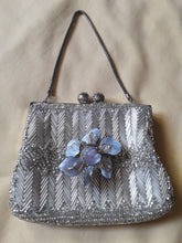 Charger l'image dans la galerie, Broche ou pendentif ancien - Fleur parme. Créations d'art Geneviève France