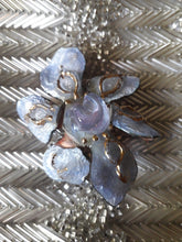 Charger l'image dans la galerie, Broche ou pendentif ancien - Fleur parme. Créations d'art Geneviève France