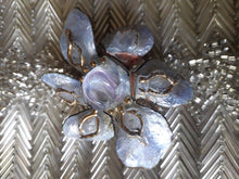 Charger l'image dans la galerie, Broche ou pendentif ancien - Fleur parme. Créations d'art Geneviève France
