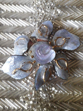 Charger l'image dans la galerie, Broche ou pendentif ancien - Fleur parme. Créations d'art Geneviève France