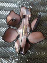 Charger l'image dans la galerie, Broche ou pendentif ancien - Fleur parme. Créations d'art Geneviève France