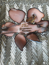 Charger l'image dans la galerie, Broche ou pendentif ancien - Fleur parme. Créations d'art Geneviève France