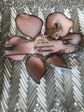 Charger l'image dans la galerie, Broche ou pendentif ancien - Fleur parme. Créations d'art Geneviève France