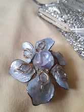 Charger l'image dans la galerie, Broche ou pendentif ancien - Fleur parme. Créations d'art Geneviève France