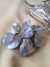 Charger l'image dans la galerie, Broche ou pendentif ancien - Fleur parme. Créations d'art Geneviève France
