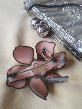 Charger l'image dans la galerie, Broche ou pendentif ancien - Fleur parme. Créations d'art Geneviève France