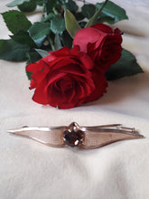 Charger l'image dans la galerie, Broche vintage Camille - Métal doré et strass marron. Épingle à poussoir