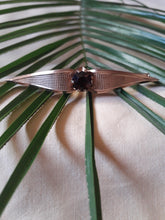 Charger l'image dans la galerie, Broche vintage Camille - Métal doré et strass marron. Épingle à poussoir
