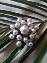 Charger l'image dans la galerie, Broche vintage Lise - Perles et métal.