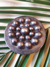 Charger l'image dans la galerie, Broche vintage Cassandre. Couleur bronze. Epingle à poussoir.